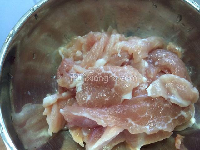 将瘦肉洗净切片备用