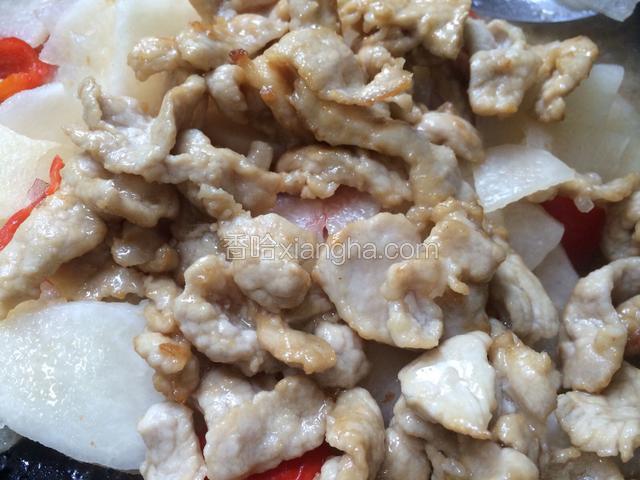 将之前炒好的肉片倒入锅中