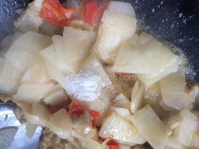 加入适量的盐和5-10ml清水，翻炒均匀入味即可