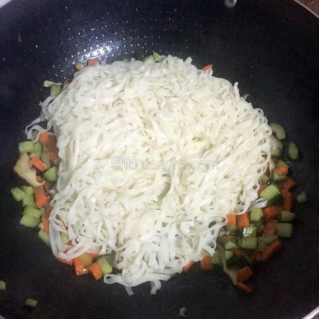倒入面条翻炒均匀