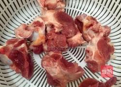 胡萝卜筒骨汤的做法图解1