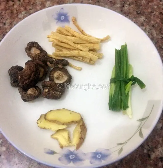 配料：香菇，党参，葱，姜片。