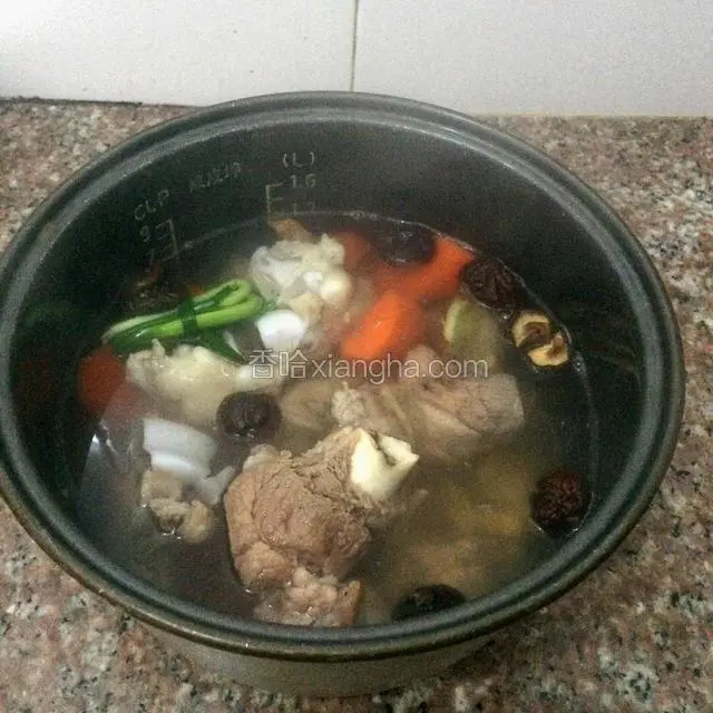 电饭锅放适量开水，（一次放够，中途不再加水）。加入适量的醋，和料酒。