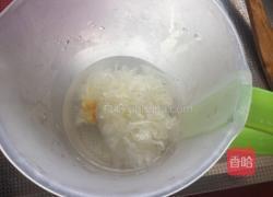冰糖银耳苹果羹的做法图解1