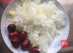 冰糖银耳苹果羹的做法图解2