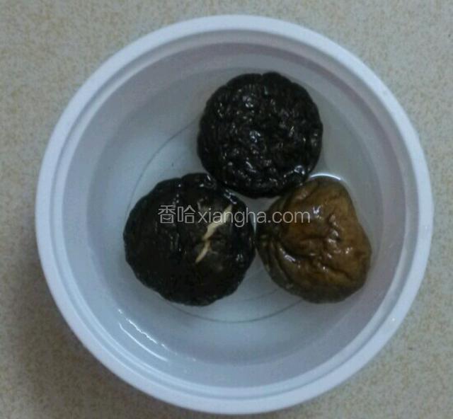 蘑菇先用温水泡水10分钟