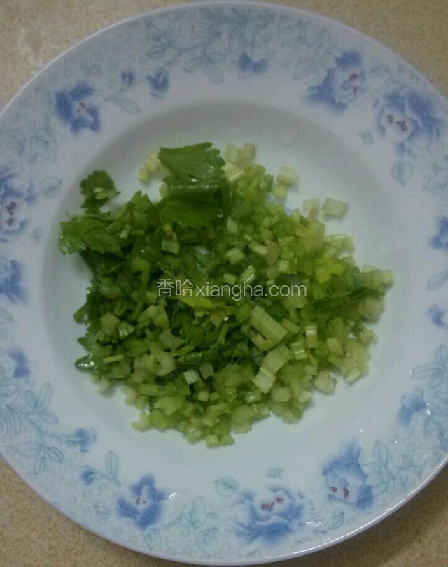芹菜切成细粒备用