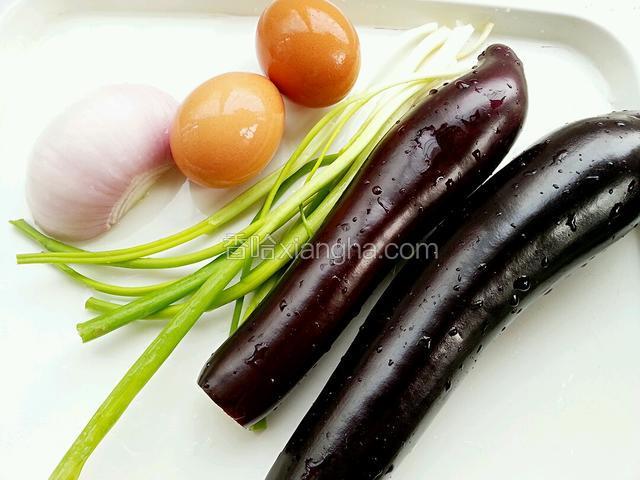准备饺子馅用料：茄子切去顶把洗净；香葱、洋葱、鸡蛋洗净