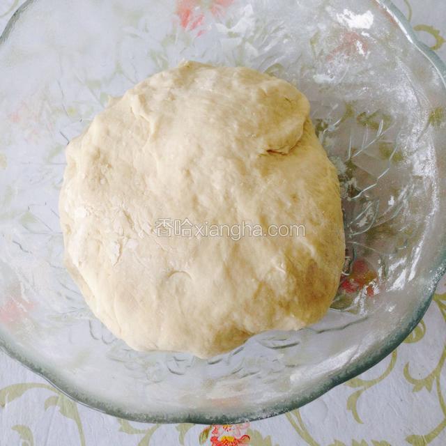 面粉中加一勺盐，用温水和成面团，包上保鲜膜醒发20分钟