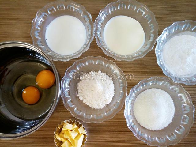 准备奶黄馅儿材料：鸡蛋2个，牛奶60g，白糖60g，淡奶油40g，黄油30g，低粉澄粉各25g。