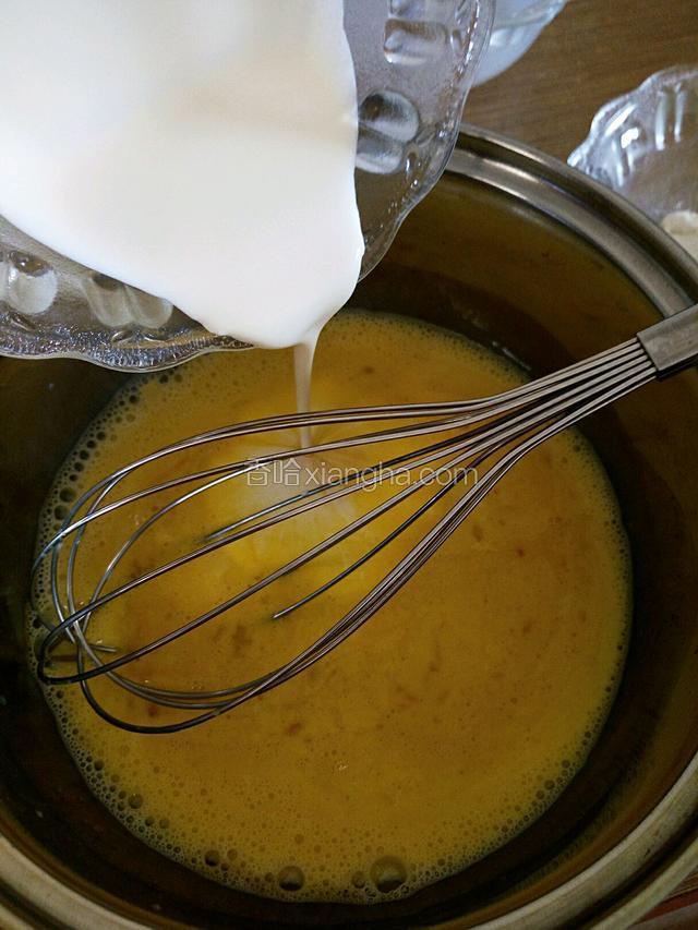 鸡蛋打散加入牛奶淡奶油白糖搅匀。