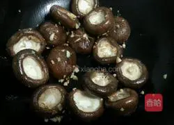 Illustration of cooking oil-consuming mushrooms 3