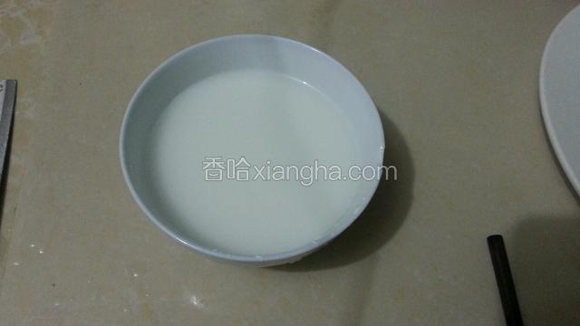 在小碗中倒入一碗少点水，再加玉米淀粉搅拌均匀