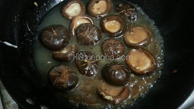 在锅中倒入水淀粉勾芡，大火收汁，煮久点会比较入味
