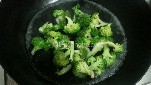 待水煮沸，加入西兰花，西兰花杆子变透明就可以拿出