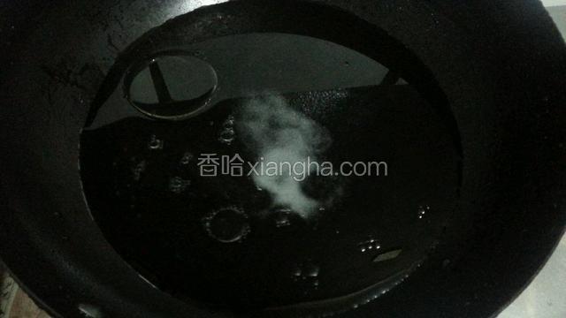 在锅中倒入适量的水，加入盐和油