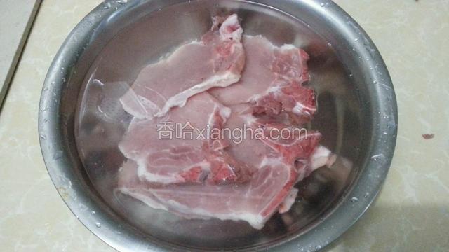 因为大排锅热过水会使肉质变硬，所以我就在冷水中浸泡20分钟，去下腥味和血