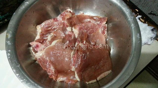 然后洗净腌制大排，倒入盐，料酒，六月鲜酱油腌制半小时，按摩一下让大排更入味