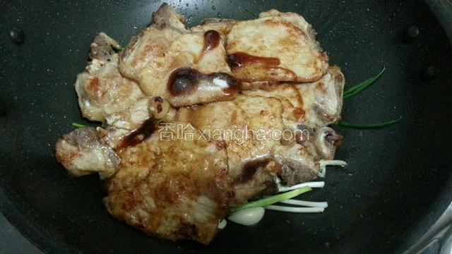 加入盐，耗油，料酒，六月鲜酱油