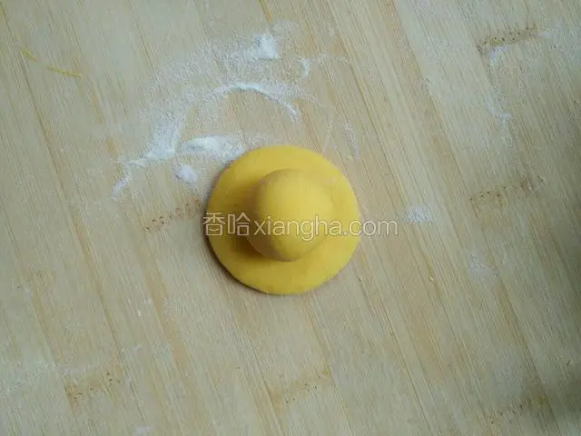 一个面团揉成圆饼型，一个面团揉成球