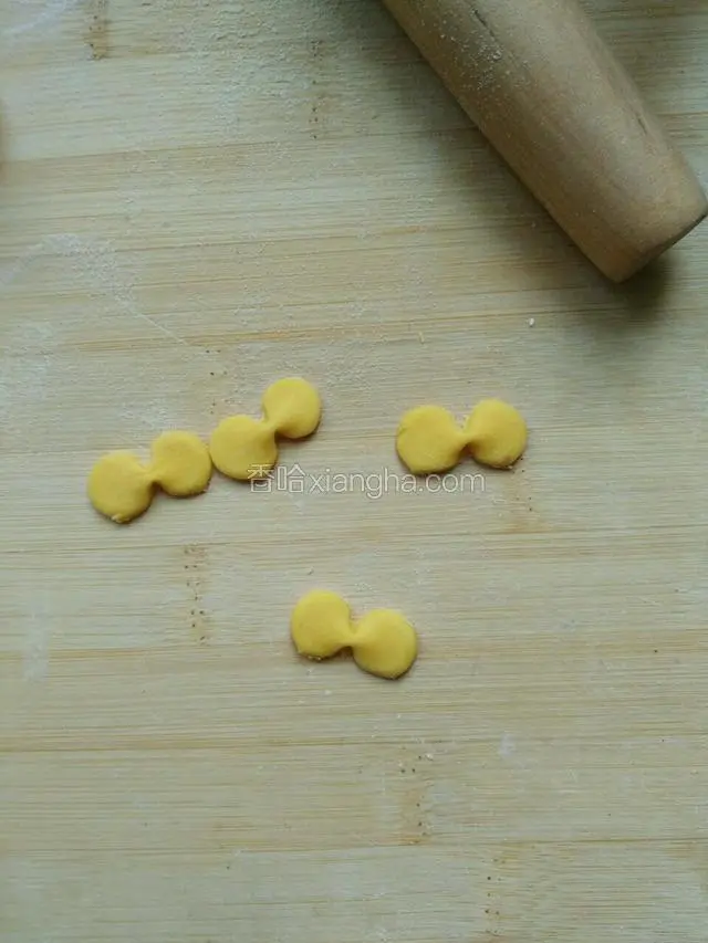 另作一个蝴蝶结，粘上