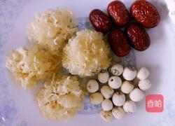 银耳红枣莲子汤的做法图解1