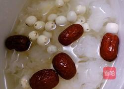 银耳红枣莲子汤的做法图解3
