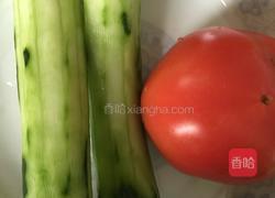 西红柿黄瓜鸡蛋炒馒头丁的做法图解2