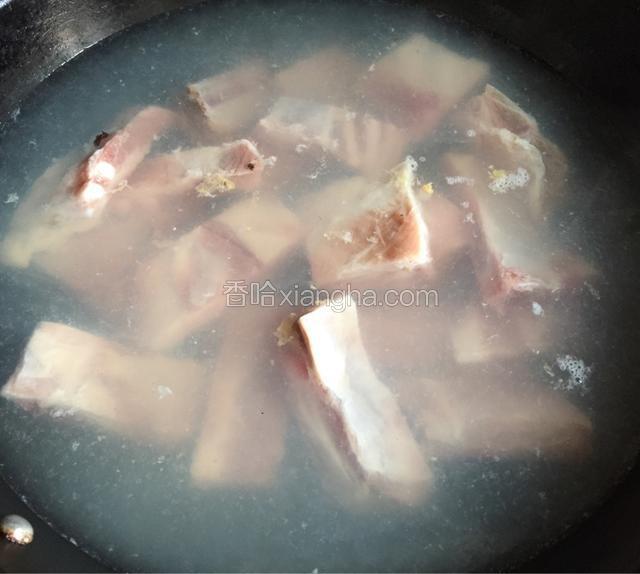 凉水，排骨下锅，水烧开煮2分钟，出锅洗净