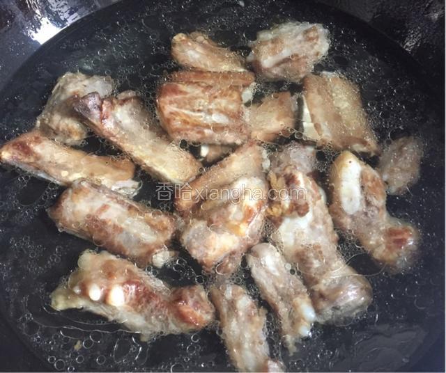 锅里放适量的热水，将排骨面下锅，注意，水量一次性加足