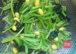 白果炒芹菜的做法图解4