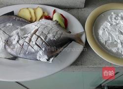 糖醋鲳鱼的做法图解2
