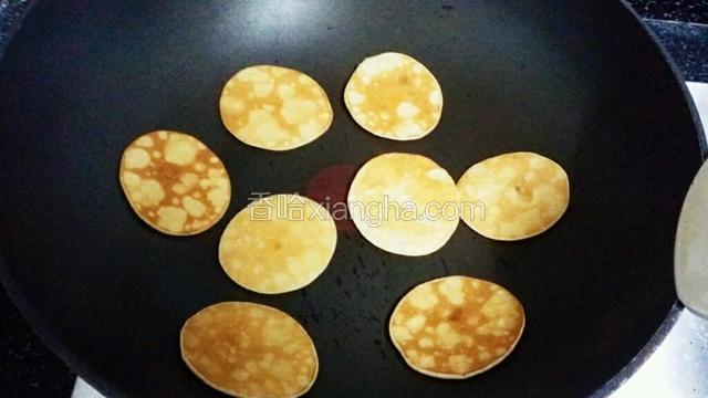翻面后继续烙一分钟左右即可，