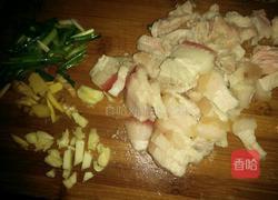 回锅肉炒四季豆的做法图解1