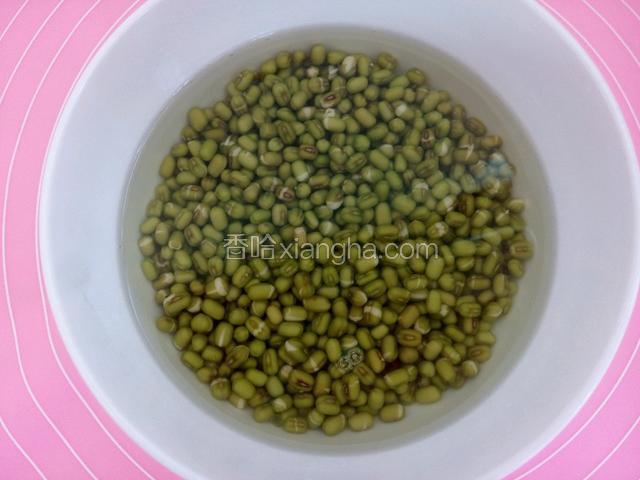 先泡绿豆，在水里泡出小芽。