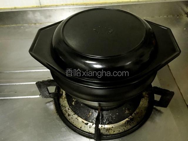 面煮熟后，盖盖子，焖1分钟