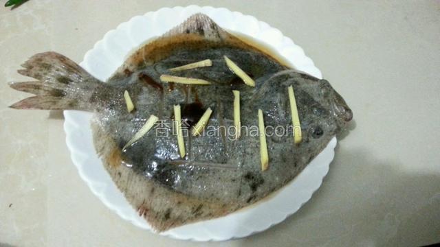将鱼放上去，加入1勺盐，味精，耗油，料酒，姜丝