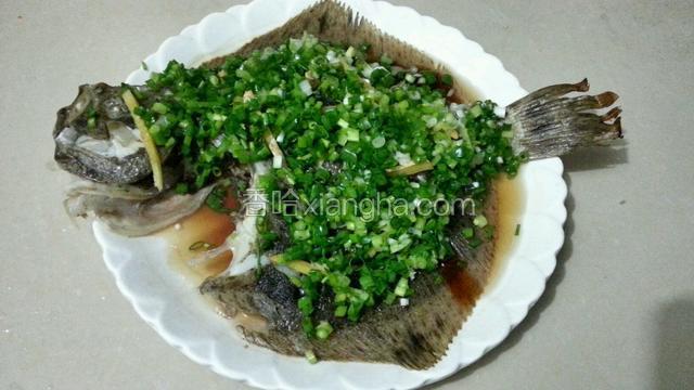 将蒸鱼豉油散在鱼肉上，散上葱花