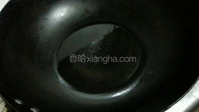 加锅烧热，倒入适量的油，待四周冒烟撒在鱼上，吱吱吱