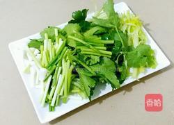 香芹蒜苗炒肉的做法图解1