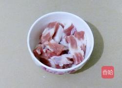 香芹蒜苗炒肉的做法图解2