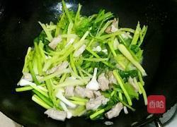 香芹蒜苗炒肉的做法图解4