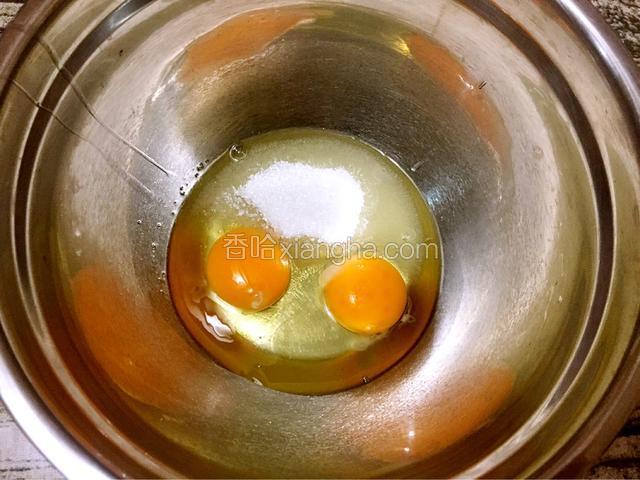 鸡蛋和糖放入无油无水的盆中