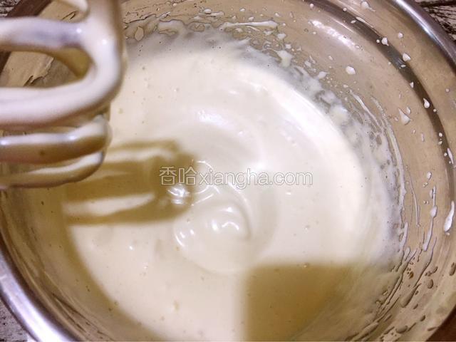 用电动打蛋器打发至发白蓬松状态，提起打蛋器，滴落纹路不容易消失即可