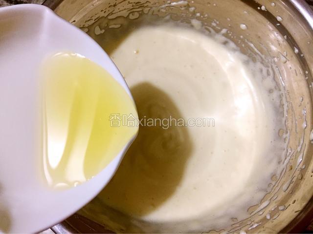 倒入玉米油，拌匀