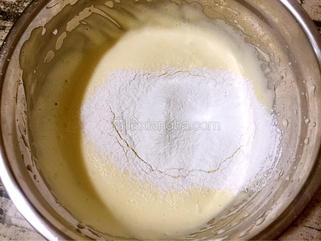 低筋面粉和泡打粉混合后筛入，拌匀