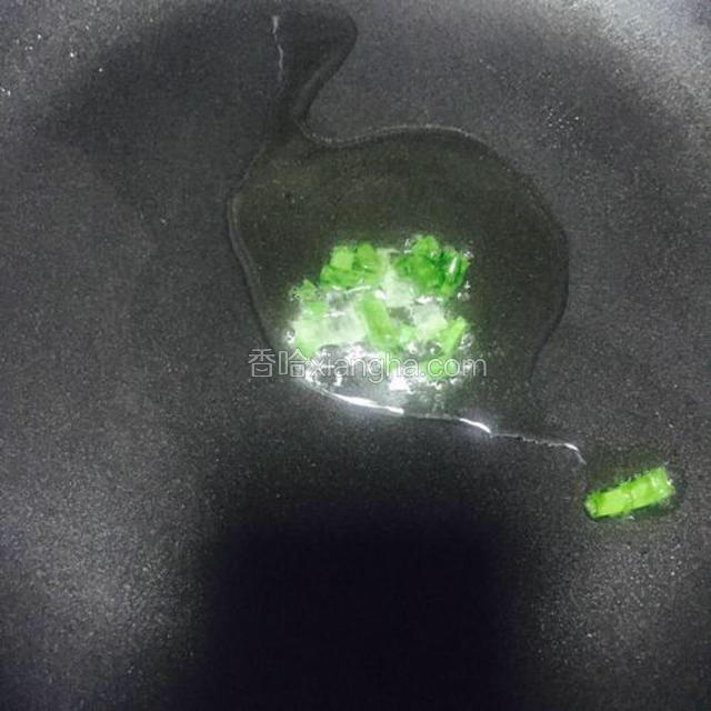 锅中倒入适量油放入葱花爆香