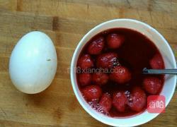 冰糖草莓鹅蛋羹的做法图解1