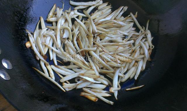 炒锅烧热到油，把包菇丝放入大火编炒，炒制包菇丝干爽  ，微微发焦黄。盛出备用