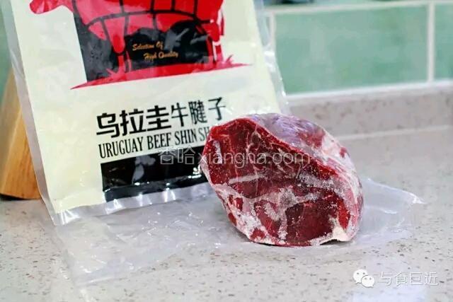 冷冻牛肉4℃低温化冻，时间约24小时，冬天放室温化冻一点没问题，其他季节可以放冰箱冷藏室回温。